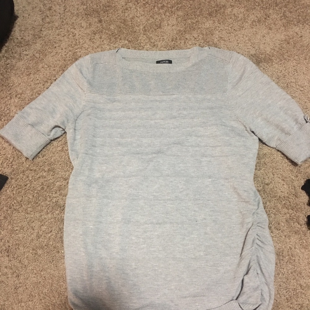 Super cute gray top